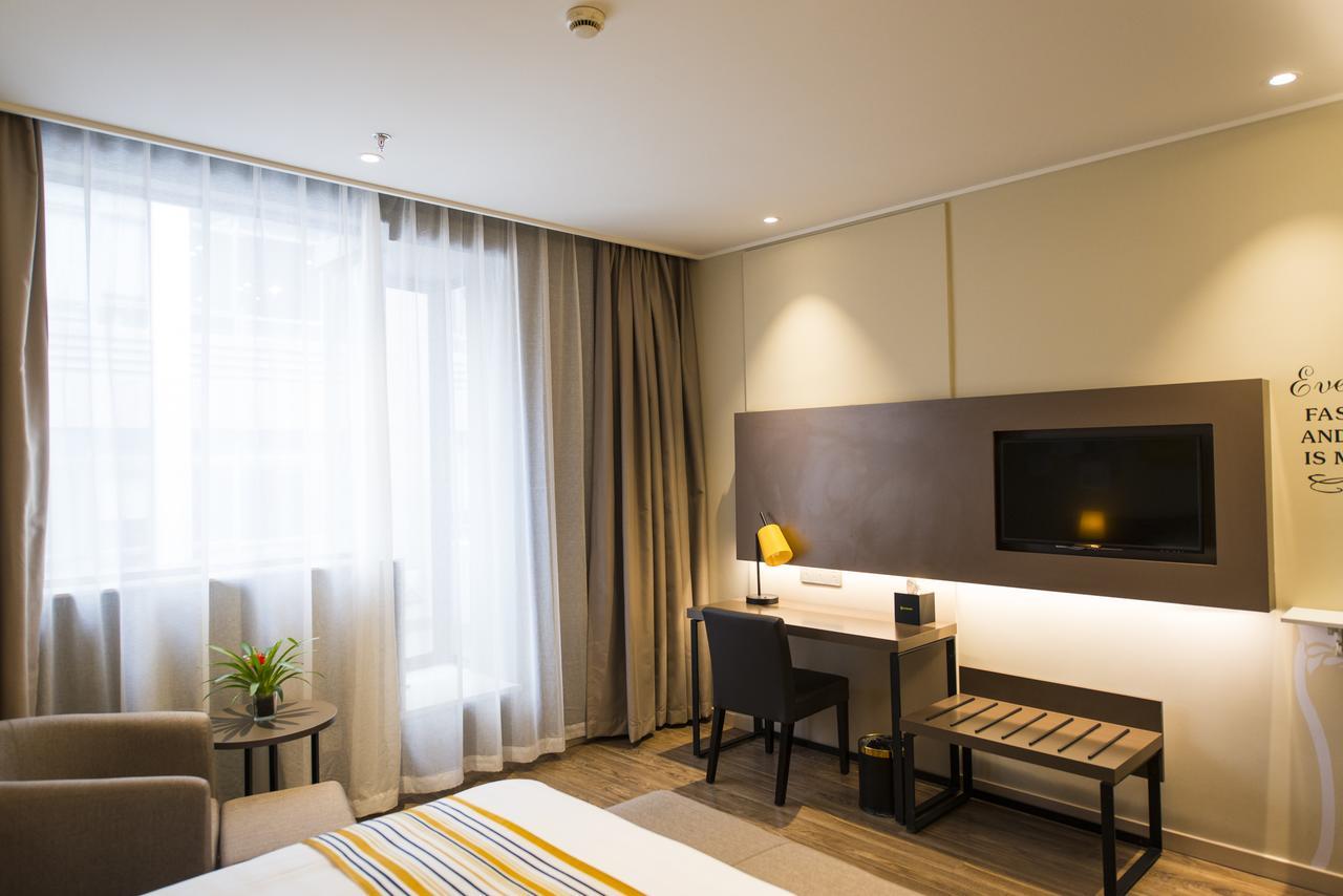 Home Inns Plus Shanghai Xujiahui Branch Exterior photo